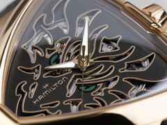 Hamilton Ventura Elvis80 Skeleton Dragon Auto Edelstahl PVD-Roségold 42x45mm schwarzes Zifferblatt Kautschukband – Damenuhren Uhr ohne Datum aus Edelstahl, Kautschuk und PVD beschichtet. Das Gehäuse ist sonstige Form und roségold. Das Kautschuk / Kunststoff / Silikon Armband ist schwarz. Das Zifferblatt ist ohne Zeichen und schwarz. – Ansicht 6
