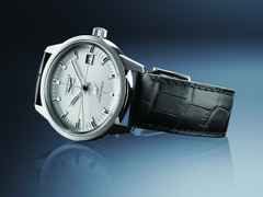 Longines Ultra Chron Classic Automatik Edelstahl 40mm silberfarbenes Zifferblatt schwarzes Lederband – Herrenuhren Uhr mit Datum aus Edelstahl und Leder. Das Gehäuse ist rund und silber. Das Lederarmband ist schwarz. Das Zifferblatt ist ein Index in silber. – Ansicht 5