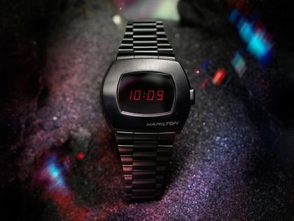 Hamilton PSR Edelstahl schwarz – Herrenuhren Uhr ohne Datum aus Edelstahl und PVD beschichtet. Das Gehäuse ist sonstige Form und schwarz. Das Edelstahlarmband ist schwarz. Das Zifferblatt ist digital und schwarz. – Ansicht 2
