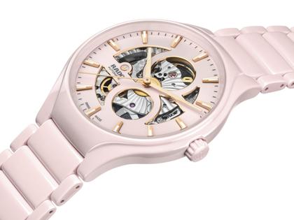 Rado True Round Open Heart Limited Edition Automatik Keramik 40mm rosa Zifferblatt rosa Keramikband – Herrenuhren Uhr ohne Datum aus Keramik und Titan. Das Gehäuse ist rund und rosa. Das Keramikarmband ist rosa. Das Zifferblatt ist ein Index in rosa. – Ansicht 2