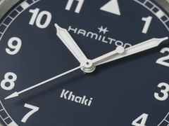 Hamilton Khaki Field Quartz Edelstahl 38mm blaues Zifferblatt blaues NATO-Textilband – Herrenuhren Uhr ohne Datum aus Edelstahl. Das Gehäuse ist rund und grau. Das Textilarmband ist blau. Das Zifferblatt ist ein Index in blau. – Ansicht 4