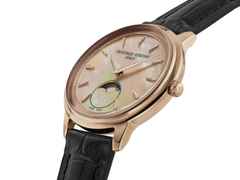 Frederique Constant Classics Moneta Moonphase Quarz Edelstahl Roségold-PVD 34mm rosa Perlmutt-Zifferblatt schwarzes Lederband – Damenuhren Uhr ohne Datum aus Edelstahl, Leder und PVD beschichtet. Das Gehäuse ist rund und roségold. Das Lederarmband Kroko / Alligator ist schwarz. Das Zifferblatt ist ein Index in roségold. – Ansicht 2