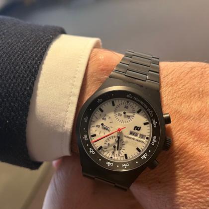 Porsche Design Chronograph 1 - F.A.T. 2025 Edition – Herrenuhren Chronograph aus Titan und Titancarbid beschichtet. Das Gehäuse ist rund und schwarz. Das Titanarmband ist schwarz. Das Zifferblatt ist ein Index in weiß. – Ansicht 14