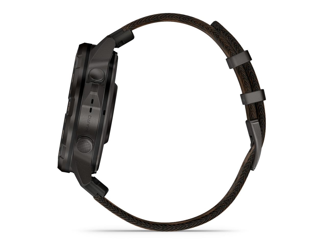 Garmin MARQ Commander Gen 3 Titan Schwarz-DLC 47mm digitales Display schwarzes Textilband – Herrenuhren Uhr Multifunktion aus DLC beschichtet, Keramik und Titan. Das Gehäuse ist rund und grau. Das Textilarmband ist schwarz. Der Zifferblatt ist digital. – Ansicht 3