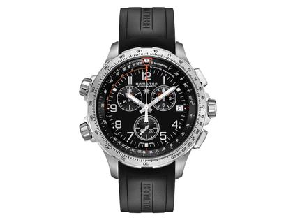 Hamilton Khaki Aviation X-Wind GMT Chrono Quartz Edelstahl 46mm schwarzes Zifferblatt schwarzes Kautschukband – Herrenuhren Uhr Multifunktion aus Edelstahl. Das Gehäuse ist rund und silber. Das Kautschuk / Kunststoff / Silikon Armband ist schwarz. Das Zifferblatt ist ein Index in schwarz.