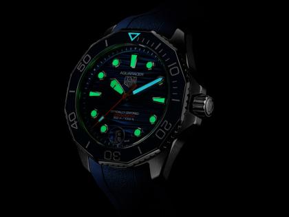 TAG Heuer Aquaracer Professional 300 Date Automatik Edelstahl 42mm blaues Zifferblatt blaues Kautschukband – Herrenuhren Uhr mit Datum aus Edelstahl und Keramik. Das Gehäuse ist rund und silber. Das Kautschuk / Kunststoff / Silikon Armband ist blau. Das Zifferblatt ist ein Index in blau. – Ansicht 6