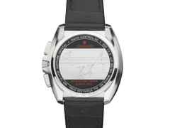 Junghans 1972 Mega Solar Chronograph Funkuhr Edelstahl 43mm schwarzes Zifferblatt schwarzes Lederband – Herrenuhren Chronograph aus Edelstahl und Leder. Das Gehäuse ist rund und silber. Das Lederarmband ist schwarz. Das Zifferblatt ist ein Index in schwarz. – Ansicht 3