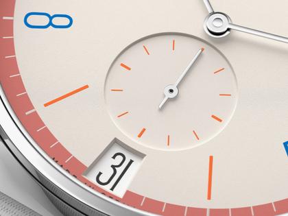 Nomos Glashütte Tangente 38 Datum "175 Years Watchmaking - Love" Handaufzug Edelstahl cremeweißes Zifferblatt graues Textilband Glasboden – Herrenuhren Uhr mit Datum aus Edelstahl. Das Gehäuse ist rund und silber. Das Textilarmband ist grau. Das Zifferblatt ist arabisch Index und beige. – Ansicht 5