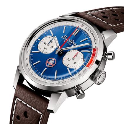 Breitling Top Time B01 Shelby Cobra Automatik Edelstahl 41mm blaues Zifferblatt braunes Lederband – Herrenuhren Chronograph aus Edelstahl. Das Gehäuse ist rund und silber. Das Lederarmband ist braun. Das Zifferblatt ist ein Index in blau. – Ansicht 4