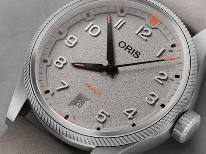 Oris ProPilot Date Automatik Edelstahl 41mm graues Zifferblatt graues Lederband – Herrenuhren Uhr mit Datum aus Edelstahl und Leder. Das Gehäuse ist rund und silber. Das Lederarmband ist grau. Das Zifferblatt ist arabisch und grau. – Ansicht 4