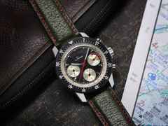 Sinn Spezialuhren 103 St Ty Hd Limited Edition Chronograph Handaufzug Edelstahl 41mm schwarzes Zifferblatt grünes Lederband – Herrenuhren Chronograph aus Edelstahl und Leder. Das Gehäuse ist rund und silber. Das Lederarmband ist grün. Das Zifferblatt ist arabisch Index und schwarz. – Ansicht 7