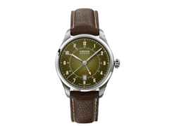 Union Glashütte Belisar GMT Automatik Edelstahl 41mm grünes Zifferblatt braunes Lederband – Herrenuhren Uhr mit Datum aus Edelstahl und Leder. Das Gehäuse ist rund und silber. Das Lederarmband ist braun. Das Zifferblatt ist ein Index in grün.