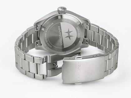 Hamilton Khaki Field Mechanical Power Reserve Handaufzug Edelstahl 40mm weißes Zifferblatt Metallband – Herrenuhren Uhr ohne Datum aus Edelstahl. Das Gehäuse ist rund und silber. Das Edelstahlarmband ist silber. Das Zifferblatt ist arabisch und weiß. – Ansicht 5