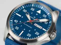 Hamilton Khaki Aviation Pilot Air Glaciers Edition Automatik Titan 42mm blaues Zifferblatt blaues Textilband – Herrenuhren Uhr mit Datum aus Titan. Das Gehäuse ist rund und silber. Das Textilarmband ist blau. Das Zifferblatt ist arabisch Index und blau. – Ansicht 3