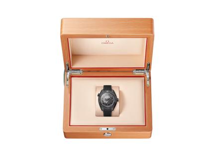 Omega Seamaster Planet Ocean 600M Automatik Edelstahl Schwarz-DLC 45,5mm schwarzes Zifferblatt schwarzes Kautschukband – Herrenuhren Uhr mit Datum aus DLC beschichtet, Edelstahl, Kautschuk und Keramik. Das Gehäuse ist rund und schwarz. Das Kautschuk / Kunststoff / Silikon Armband ist schwarz. Das Zifferblatt ist ein Index in schwarz. – Ansicht 5