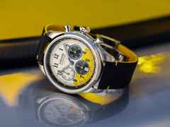 Union Glashütte Belisar Chronograph Speedster Limited Edition 2022 – Herrenuhren Chronograph aus Edelstahl. Das Gehäuse ist rund und silber. Das Lederarmband ist schwarz. Das Zifferblatt ist arabisch Index und gelb. – Ansicht 2
