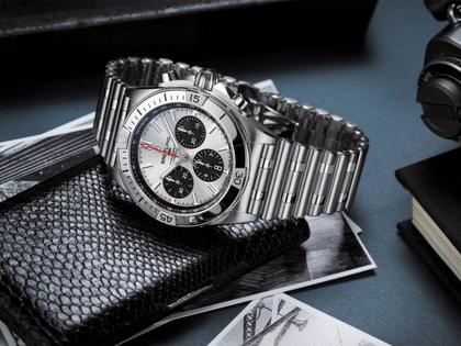 Breitling Chronomat B01 42 Automatik Edelstahl silbernes Zifferblatt Metallband – Herrenuhren Chronograph aus Edelstahl. Das Gehäuse ist rund und silber. Das Edelstahlarmband ist silber. Das Zifferblatt ist ein Index in silber. – Ansicht 5