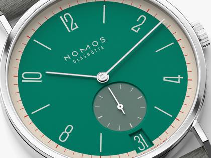 Nomos Glashütte Tangente 38 Datum "175 Years Watchmaking - Schlossgrün" Handaufzug Edelstahl grünes Zifferblatt graues Textilband Glasboden – Herrenuhren Uhr mit Datum aus Edelstahl. Das Gehäuse ist rund und silber. Das Textilarmband ist grau. Das Zifferblatt ist arabisch Index und grün. – Ansicht 4