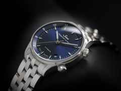 Sinn Spezialuhren 6033 B Frankfurter Finanzplatzuhr Limited Edition Automatik Edelstahl 34mm blaues Zifferblatt Metallband – Herrenuhren Uhr mit Datum aus Edelstahl. Das Gehäuse ist rund und silber. Das Edelstahlarmband ist silber. Das Zifferblatt ist arabisch Index und blau. – Ansicht 8