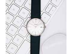 Junghans Max Bill Kleine Automatic Edelstahl 34mm silbernes Zifferblatt schwarzes Lederband – Damenuhren Uhr mit Datum aus Edelstahl. Das Gehäuse ist rund und silber. Das Lederarmband ist schwarz. Das Zifferblatt ist ein Index in silber. – Ansicht 5