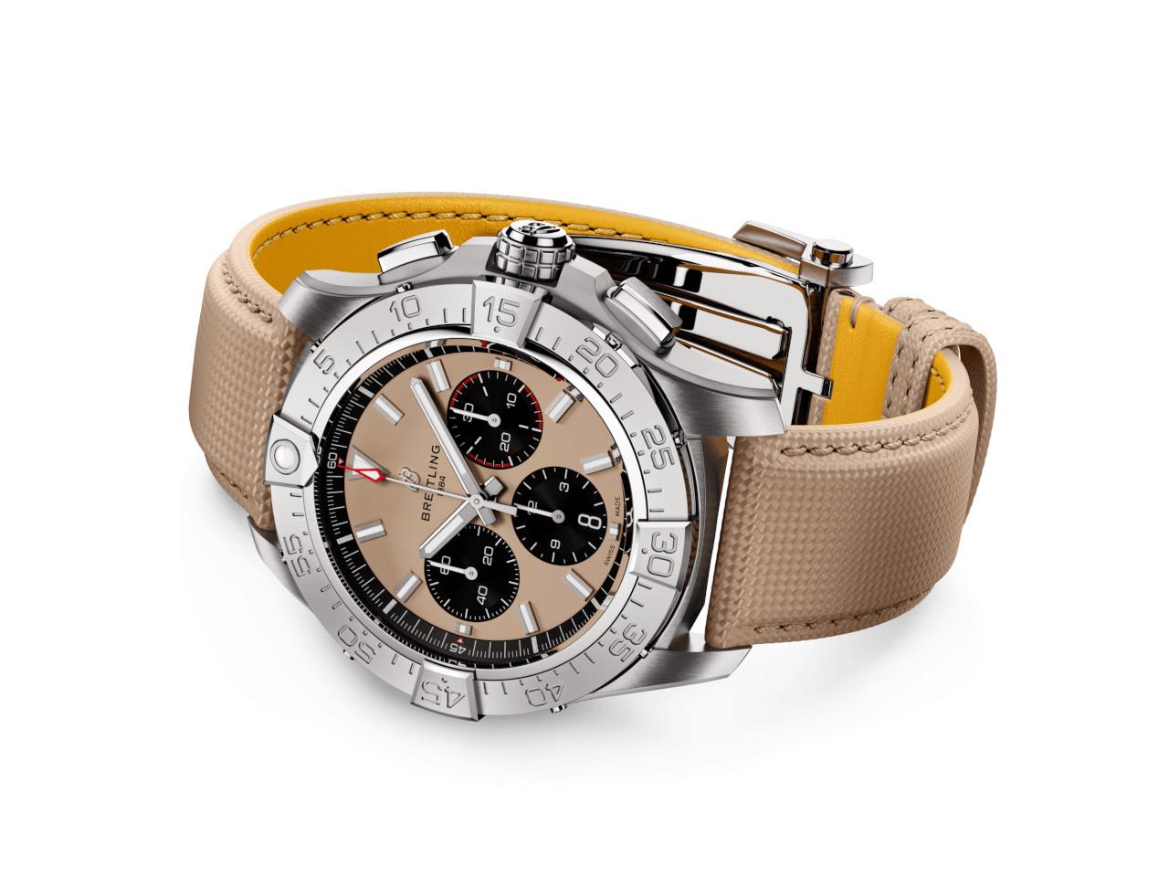 Breitling Avenger B01 Chronograph 44 Automatik Edelstahl sandfarbenes Zifferblatt sandfarbenes Lederband – Herrenuhren Chronograph aus Edelstahl und Leder. Das Gehäuse ist rund und silber. Das Lederarmband ist beige. Das Zifferblatt ist ein Index in beige. – Ansicht 3