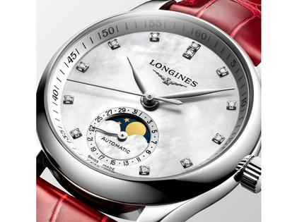 Longines Master Collection Automatik Edelstahl 34mm weißes Perlmutt-Zifferblatt mit Diamanten rotes Lederband – Damenuhren Uhr mit Datum aus Edelstahl und Leder. Das Gehäuse ist rund und silber. Das Lederarmband Kroko / Alligator ist rot. Das Zifferblatt ist ein Index in weiß. – Ansicht 2