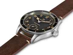 Hamilton Khaki Aviation Pilot Pioneer Mechanical Handaufzug Edelstahl 43mm schwarzes Zifferblatt braunes Lederband – Herrenuhren Uhr ohne Datum aus Edelstahl und Leder. Das Gehäuse ist rund und silber. Das Lederarmband ist braun. Das Zifferblatt ist arabisch und schwarz. – Ansicht 3