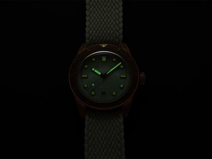 Oris Divers Sixty-Five Cotton Candy Automatik Bronze 38mm grünes Zifferblatt grünes Textilband – Damenuhren Uhr mit Datum aus Bronze und Leder. Das Gehäuse ist rund und roségold. Das Textilarmband ist grün. Das Zifferblatt ist ein Index in grün. – Ansicht 6