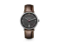 Sternglas Naos Pro Automatik Edelstahl 38mm graues Zifferblatt braunes Lederband – Herrenuhren Uhr mit Datum aus Edelstahl. Das Gehäuse ist rund und silber. Das Lederarmband ist braun. Das Zifferblatt ist arabisch Index und grau.