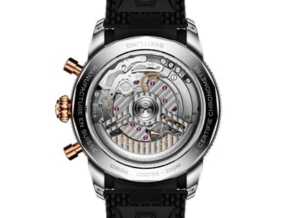 Breitling Superocean Heritage B01 Chronograph Automatik Edelstahl 42mm schwarzes Zifferblatt   schwarzes Kautschukband – Herrenuhren Chronograph aus 750 Rotgold, Edelstahl, Kautschuk und Keramik. Das Gehäuse ist rund und silber. Das Kautschuk / Kunststoff / Silikon Armband ist schwarz. Das Zifferblatt ist ein Index in schwarz. – Ansicht 3