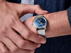 Frederique Constant Classics Moneta Moonphase Quarz Edelstahl 37mm blaues Zifferblatt Metallband – Herrenuhren Uhr ohne Datum aus Edelstahl und Leder. Das Gehäuse ist rund und silber. Das Edelstahlarmband ist silber. Das Zifferblatt ist ein Index in blau. – Ansicht 7