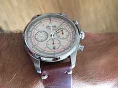 Union Glashütte Belisar Chronograph Sachsen Classic 2018 Limited Edition Automatik Edelstahl 44mm beiges Zifferblatt braunes Lederband – Herrenuhren Chronograph aus Edelstahl und Leder. Das Gehäuse ist rund und silber. Das Lederarmband ist braun. Das Zifferblatt ist arabisch Index und beige. – Ansicht 3