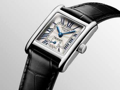 Longines DolceVita   Mini Quarz Edelstahl 22x29mm silbernes Zifferblatt schwarzes Lederband – Damenuhren Uhr ohne Datum aus Edelstahl und Leder. Das Gehäuse ist rechteckig und silber. Das Lederarmband Kroko / Alligator ist schwarz. Das Zifferblatt ist römisch und silber. – Ansicht 2