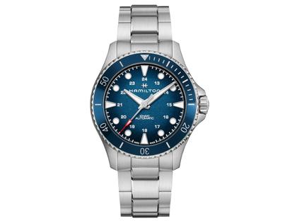 Hamilton Khaki Navy Scuba Automatic Edelstahl 43mm blaues Zifferblatt Metallband – Herrenuhren Uhr ohne Datum aus Edelstahl. Das Gehäuse ist rund und silber. Das Edelstahlarmband ist silber. Das Zifferblatt ist ein Index in blau.