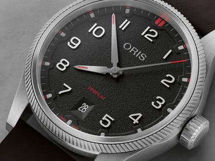 Oris ProPilot Date Automatik Edelstahl 41mm schwarzes Zifferblatt schwarzes Lederband – Herrenuhren Uhr mit Datum aus Edelstahl und Leder. Das Gehäuse ist rund und silber. Das Lederarmband ist schwarz. Das Zifferblatt ist arabisch und schwarz. – Ansicht 4