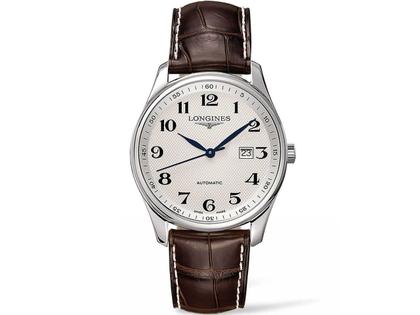 Longines Master Collection Automatik 42 mm silber arabisch Lederband – Herrenuhren Uhr mit Datum aus Edelstahl und Leder. Das Gehäuse ist rund und silber. Das Lederarmband ist braun. Das Zifferblatt ist arabisch und silber.