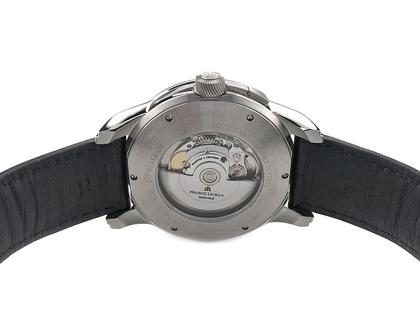Maurice Lacroix Pontos Decentrique GMT Automatik Edelstahl 43mm schwarzes Zifferblatt schwarzes Lederband PT6118-SS001-330 Full Set Occasion Neu – Herrenuhren Uhr mit Datum aus Edelstahl. Das Gehäuse ist rund und silber. Das Lederarmband Kroko / Alligator ist schwarz. Das Zifferblatt ist römisch Index und schwarz. – Ansicht 2