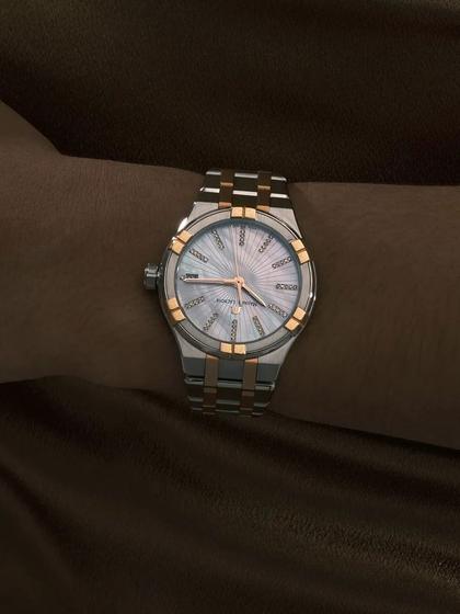 Maurice Lacroix Aikon Quarz Edelstahl 35mm weißes Zifferblatt zweifarbiges Metallband – Damenuhren Uhr mit Datum aus Edelstahl, PVD beschichtet und vergoldet. Das Gehäuse ist rund und silber-roségold. Das vergoldetes Edelstahlarmband ist silber-roségold. Das Zifferblatt ist ein Index in weiß. – Ansicht 2