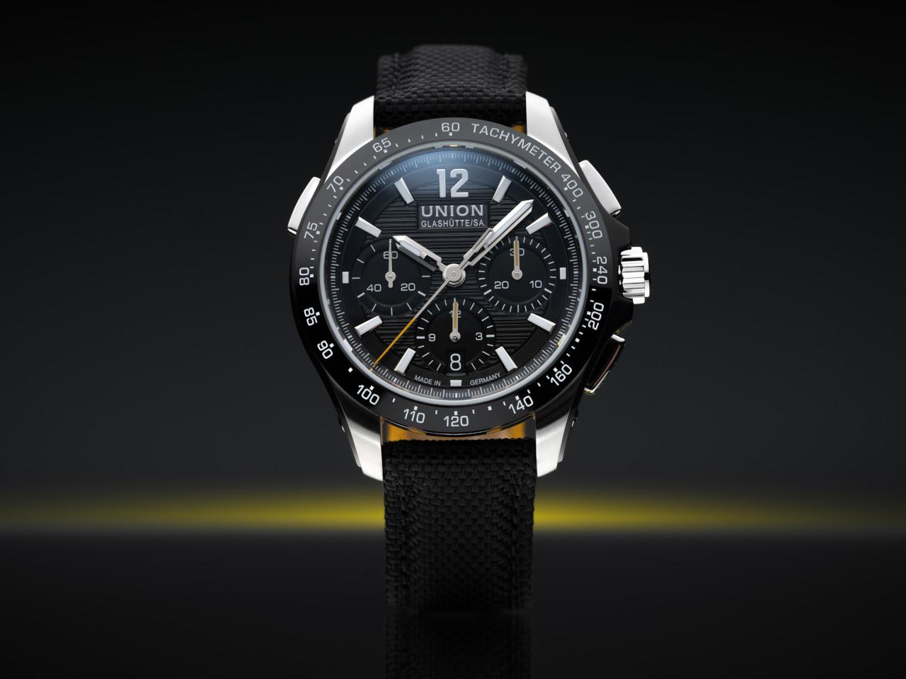 Union Glashütte Belisar Chronograph Sport Automatik Edelstahl Schwarz-DLC 43mm schwarzes Zifferblatt schwarzes Lederband – Herrenuhren Chronograph aus DLC beschichtet, Edelstahl und Leder. Das Gehäuse ist rund und silber. Das Lederarmband ist schwarz. Das Zifferblatt ist arabisch Index und schwarz. – Ansicht 4