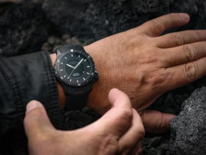 Mühle Glashütte Sea-Timer Blackmotion Automatik Edelstahl PVD-Schwarz 44mm schwarzes Zifferblatt schwarzes Kautschukband – Herrenuhren Uhr mit Datum aus Edelstahl, PVD beschichtet und Titancarbid beschichtet. Das Gehäuse ist rund und schwarz. Das Kautschuk / Kunststoff / Silikon Armband ist schwarz. Das Zifferblatt ist ein Index in schwarz. – Ansicht 5