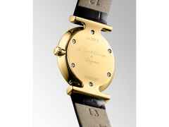 Longines La Grande Classique Quarz Edelstahl Gelbgold-PVD 24mm weißes Zifferblatt schwarzes Lederband – Damenuhren Uhr ohne Datum aus Edelstahl und PVD beschichtet. Das Armband ist ein Lederarmband. Der Zifferblatt ist römisch. – Ansicht 3