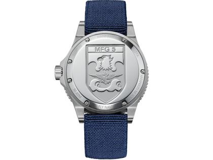 Hanhart Fly Navy Aerosphere MFG3 Automatik Edelstahl 42mm blaues Zifferblatt blaues Textilband limitiert – Herrenuhren Uhr mit Datum aus Edelstahl und Keramik. Das Gehäuse ist rund und silber. Das Textilarmband ist blau. Das Zifferblatt ist arabisch und blau. – Ansicht 3