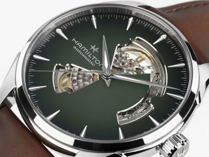 Hamilton Jazzmaster Open Heart Automatik Edelstahl 42mm grünes Zifferblatt braunes Lederband – Herrenuhren Uhr ohne Datum aus Edelstahl. Das Gehäuse ist rund und silber. Das Lederarmband ist braun. Das Zifferblatt ist ein Index in grün. – Ansicht 4