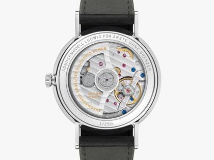 Nomos Glashütte Ludwig 39 Neomatik "Ärzte ohne Grenzen" Limited Edition Automatik Edelstahl 39mm weißes Zifferblatt schwarzes Lederband – Herrenuhren Uhr ohne Datum aus Edelstahl. Das Gehäuse ist rund und silber. Das Lederarmband ist schwarz. Das Zifferblatt ist römisch Index und weiß. – Ansicht 3