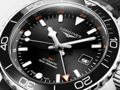 Longines HydroConquest GMT Automatik Edelstahl 43mm schwarzes Zifferblatt schwarzes Kautschukband – Herrenuhren Uhr mit Datum aus Edelstahl, Kautschuk und Keramik. Das Gehäuse ist rund und silber. Das Kautschuk / Kunststoff / Silikon Armband ist schwarz. Das Zifferblatt ist arabisch Index und schwarz. – Ansicht 2