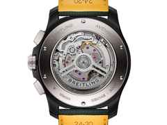Breitling Super Avenger B01 Chronograph 46 Automatik Keramik schwarzes Zifferblatt grünes Lederband – Herrenuhren Chronograph aus Carbon, Edelstahl, Keramik und Titan. Das Gehäuse ist rund und schwarz. Das Lederarmband ist grün. Das Zifferblatt ist arabisch Index und schwarz. – Ansicht 2