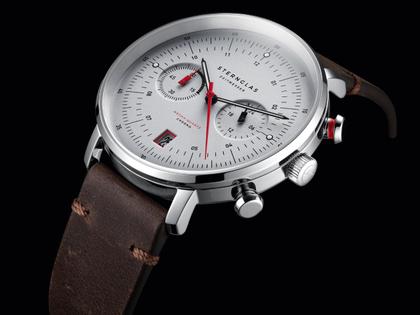 Sternglas Hamburg Chrono Quarz Edelstahl 42mm weißes Zifferblatt braunes Lederband – Herrenuhren Chronograph aus Edelstahl. Das Gehäuse ist rund und silber. Das Lederarmband ist braun. Das Zifferblatt ist arabisch Index und weiß. – Ansicht 5