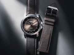 Mühle Glashütte 29er Casual Automatik Edelstahl 42,4mm braunes Zifferblatt braunes Lederband – Herrenuhren Uhr mit Datum aus Edelstahl und Leder. Das Gehäuse ist rund und silber. Das Lederarmband ist braun. Das Zifferblatt ist ein Index in braun. – Ansicht 3