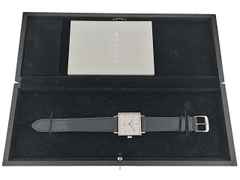 Nomos Glashütte Tetra 27 Handaufzug Edelstahl silbernes Zifferblatt schwarzes Lederband Full Set Occasion Refurbished – Damenuhren Uhr ohne Datum aus Edelstahl. Das Gehäuse ist quadratisch und silber. Das Lederarmband ist schwarz. Das Zifferblatt ist arabisch Index und silber. – Ansicht 3