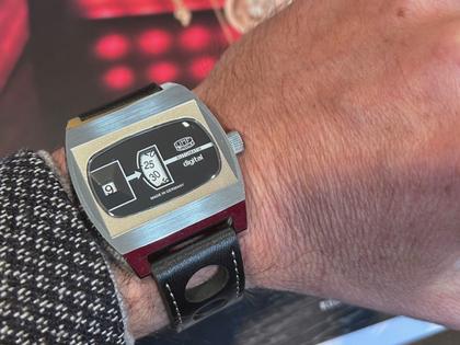 UMF Ruhla Scheibenuhr Automatik mit springender Stunde Edelstahl 41mm schwarzes Zifferblatt schwarzes Lederband limitiert – Herrenuhren Uhr ohne Datum aus Edelstahl, Keramik und Leder. Das Gehäuse ist tonneauform und silber. Das Lederarmband ist schwarz. Das Zifferblatt ist digital und schwarz. – Ansicht 5